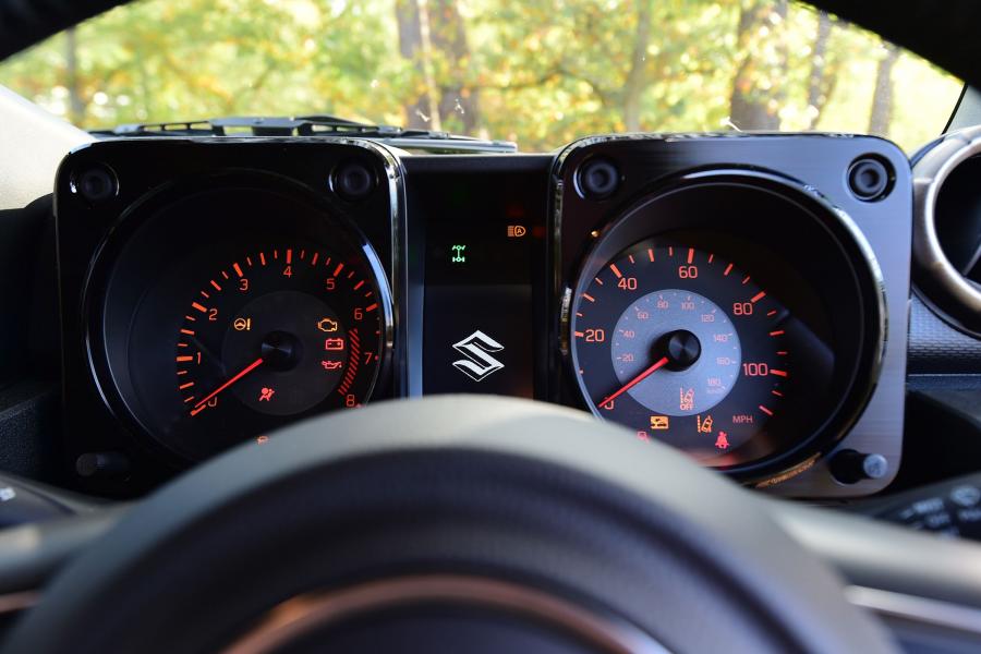 Панель приборов Suzuki Jimny AllGrip 2018 года  (UK) (фото 6 из 40)